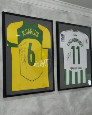 Gustavo Hofman Instagram - Pedacinho do Brasil em Madri! Estava tudo ótimo, @masqdelicia.oficial. Sábado de sol (e Euro daqui a pouco) com pastel delicioso. E pra quem gosta de futebol, não faltam camisas na parede. Em breve voltaremos. #brasil