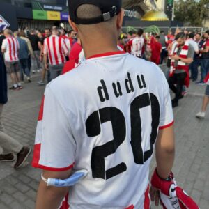 Gustavo Hofman Instagram - Quatro fotos que ajudam a entender a relação do Olympiacos com o futebol brasileiro. #uecl