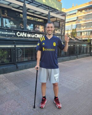 Gustavo Hofman Instagram - Seguimos com a recuperação por aqui. Hoje, quinta-feira, foi dia de abandonar uma muleta. Trinta e sete dias depois da cirurgia, já com fisioterapia em andamento, recebi autorização médica para apoiar mais firmemente a perna no chão. Com paciência e consciência de todo processo pela frente, passo a passo, vamos avançando.

Como ninguém é obrigado a saber o que aconteceu, explico: rompi o ligamento cruzado anterior e lesionei o menisco do joelho esquerdo jogando basquete. Fiz aqui em Madri a cirurgia de reconstrução do LCA e sutura meniscal - este último, procedimento que exige de quatro a seis semanas sem firmar a perna no chão.

Por isso, quem acompanha a programação da ESPN tem me visto apenas do estúdio caseiro. A partir da próxima semana, começando pela apresentação de Kylian Mbappé no Santiago Bernabéu, volto para as ruas.

A pergunta que fica é: fui no Café de la Cruz ou no Irish Corner? 🤔