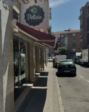 Gustavo Hofman Instagram - Pedacinho do Brasil em Madri! Estava tudo ótimo, @masqdelicia.oficial. Sábado de sol (e Euro daqui a pouco) com pastel delicioso. E pra quem gosta de futebol, não faltam camisas na parede. Em breve voltaremos. #brasil