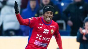 Gustavo Hofman Instagram - Em 2022, já com 27 anos, o lateral-esquerdo Moisés recebeu a proposta do CSKA Moscou quando estava no Internacional. Após longa trajetória no futebol brasileiro, surgia finalmente a possibilidade de atuar fora do país. Wanderson, que segue no Inter, foi fundamental para esclarecer todas as dúvidas de Moisés, afinal, tinha acabado de retornar do futebol russo após cinco anos no Krasnodar. A guerra inevitavelmente é um tema para todos atletas que recebem propostas de clubes russos ou ucranianos. O fato de ter se transferido mais experiente ajudou na rápida adaptação ao CSKA. Tanto é que Moisés chegou emprestado e ao final da primeira temporada o clube exerceu a opção de compra. O brasileiro agora tem contrato até junho de 2026, adora Moscou e é o entrevistado desta semana no podcast Futebol no Mundo.