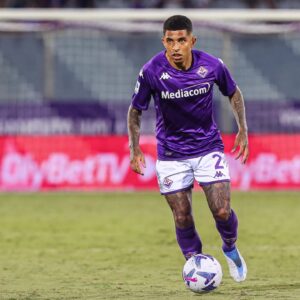 Gustavo Hofman Instagram - A língua portuguesa é mais falada no vestiário do Olympiacos do que da Fiorentina, os dois finalistas da @europacnfleague. Porém, a presença brasileira é maior no lado italiano.

O lateral-direito Dodô, revelado pelo Coritiba e com passagem pelo Shakhtar Donetsk, e o experiente meio-campista Arthur, ex-Grêmio, Barcelona, Juventus e Liverpool, são os representantes brasileiros na Viola.

No Olympiacos o lateral Rodinei, muito lembrado pelo período no Flamengo, é o único por lá, mas na resenha é acompanhado por seis jogadores portugueses (entre eles Daniel Podence, emprestado pelo Wolverhampton), um cabo-verdiano e um angolano. Há também na Fiorentina um atleta angolano, M’Bala Nzola.

A dupla brasileira da Fiorentina foi titular nos dois jogos das semifinais contra o Brugge. Dodô, inclusive, voltou aos gramados em março, após seis meses fora por uma lesão grave no joelho. Rodinei é titular indiscutível do Olympiacos e um dos destaques da equipe, com três gols e cinco assistências contando todas competições. 

Vale lembrar também que o árbitro da final, Artur Soares Dias, assim como seus dois assistentes, Paulo Soares e a Pedro Ribeiro, são portugueses. 

#UECL
