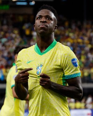 Gustavo Hofman Instagram - Vinicius Júnior foi o protagonista da seleção brasileira contra o Paraguai. Atuou como a referência técnica do time, que é o que se espera dele, candidato à Bola de Ouro na temporada. Lucas Paquetá e Bruno Guimarães participaram bem ofensivamente, acelerando o jogo. Quando exigido, Alisson correspondeu.

De qualquer modo, o mais importante foi a atitude completamente diferente da equipe, do primeiro ao último minuto. Ainda há muito a evoluir, foi apenas o sexto jogo com Dorival Júnior, mas a seleção deu um passo à frente no processo de amadurecimento desse time.

O que acharam da atuação do Brasil?