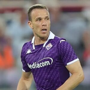 Gustavo Hofman Instagram - A língua portuguesa é mais falada no vestiário do Olympiacos do que da Fiorentina, os dois finalistas da @europacnfleague. Porém, a presença brasileira é maior no lado italiano.

O lateral-direito Dodô, revelado pelo Coritiba e com passagem pelo Shakhtar Donetsk, e o experiente meio-campista Arthur, ex-Grêmio, Barcelona, Juventus e Liverpool, são os representantes brasileiros na Viola.

No Olympiacos o lateral Rodinei, muito lembrado pelo período no Flamengo, é o único por lá, mas na resenha é acompanhado por seis jogadores portugueses (entre eles Daniel Podence, emprestado pelo Wolverhampton), um cabo-verdiano e um angolano. Há também na Fiorentina um atleta angolano, M’Bala Nzola.

A dupla brasileira da Fiorentina foi titular nos dois jogos das semifinais contra o Brugge. Dodô, inclusive, voltou aos gramados em março, após seis meses fora por uma lesão grave no joelho. Rodinei é titular indiscutível do Olympiacos e um dos destaques da equipe, com três gols e cinco assistências contando todas competições. 

Vale lembrar também que o árbitro da final, Artur Soares Dias, assim como seus dois assistentes, Paulo Soares e a Pedro Ribeiro, são portugueses. 

#UECL