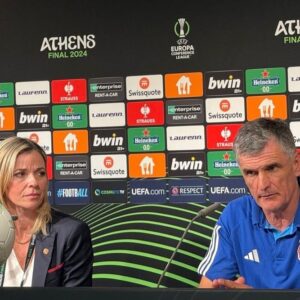 Gustavo Hofman Instagram - No ano passado, José Luis Mendilibar foi contratado pelo Sevilla para substituir Jorge Sampaoli e salvar a temporada. Ou melhor, evitar o desastre do rebaixamento. Atingiu o principal objetivo e ainda conduziu a equipe para o sétimo título de Europa League na história do clube.

Foi demitido em outubro e ficou quatro meses sem emprego, até ser chamado pelo Olympiacos, que começara a temporada com o espanhol Diego Martínez e acabara de demitir o português Carlos Carvalhal.

Mendilibar chegou no Pireu para lutar pelo título grego. Não conseguiu acompanhar o PAOK, que terminou campeão, mas levou o Olympiacos à final da Conference League de maneira brilhante - principalmente após as duas vitórias contra o favorito Aston Villa nas semifinais.

Aos 63 anos, com enorme experiência no futebol da Espanha, José Luis Mendilibar está se tornando um técnico internacional. No entanto, fala apenas espanhol, e por isso está sempre acompanhado de sua tradutora particular - inclusive na coletiva de imprensa oficial antes de Olympiacos x Fiorentina, final da @europacnfleague, onde os idiomas com tradução eram grego, italiano e inglês. #uecl