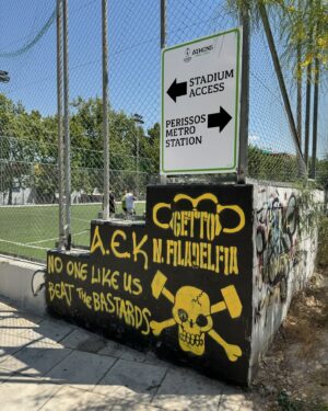 Gustavo Hofman Instagram - O estádio da final da Conference League nesta quarta-feira, entre Olympiacos e Fiorentina, será a OPAP Arena, casa do AEK, localizada no bairro de Nea Filadelfia, norte da capital grega. Logo ao sair da estação Perissos do metrô, a região é facilmente identificável com o AEK.

O Olympiacos é de Pireu, cidade portuária na região metropolitana de Atenas; seu estádio, Georgios Karaiskakis, está 14km distante do palco da decisão ao sul.

A UEFA determinou a capacidade da OPAP Arena, chamada pela entidade de Arena AEK para a final da Conference, em 27.100. Foram colocados à venda 21 mil ingressos, sendo nove mil destinados para cada clube; três mil para venda geral. Os demais ficam com a UEFA para fins institucionais e comerciais. Os preços aos torcedores tinham quatro categorias: Fans First: €25; Category 3: €45; Category 2: €85; Category 1: €125.

Pelas ruas da cidade, sem dúvida alguma e apesar da presença marcante da torcida da Viola, os torcedores do Olympiacos farão uma festa incrível. Dentro do estádio, as torcidas estarão mais equilibradas. #uecl