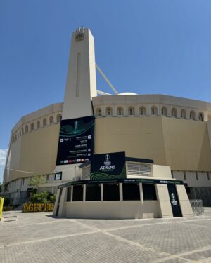 Gustavo Hofman Instagram - O estádio da final da Conference League nesta quarta-feira, entre Olympiacos e Fiorentina, será a OPAP Arena, casa do AEK, localizada no bairro de Nea Filadelfia, norte da capital grega. Logo ao sair da estação Perissos do metrô, a região é facilmente identificável com o AEK.

O Olympiacos é de Pireu, cidade portuária na região metropolitana de Atenas; seu estádio, Georgios Karaiskakis, está 14km distante do palco da decisão ao sul.

A UEFA determinou a capacidade da OPAP Arena, chamada pela entidade de Arena AEK para a final da Conference, em 27.100. Foram colocados à venda 21 mil ingressos, sendo nove mil destinados para cada clube; três mil para venda geral. Os demais ficam com a UEFA para fins institucionais e comerciais. Os preços aos torcedores tinham quatro categorias: Fans First: €25; Category 3: €45; Category 2: €85; Category 1: €125.

Pelas ruas da cidade, sem dúvida alguma e apesar da presença marcante da torcida da Viola, os torcedores do Olympiacos farão uma festa incrível. Dentro do estádio, as torcidas estarão mais equilibradas. #uecl