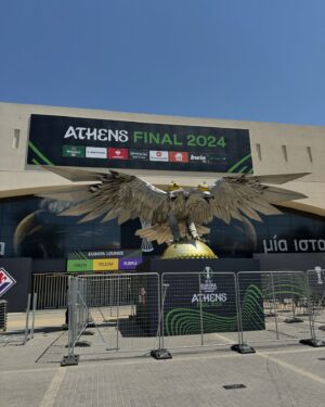 Gustavo Hofman Instagram - O estádio da final da Conference League nesta quarta-feira, entre Olympiacos e Fiorentina, será a OPAP Arena, casa do AEK, localizada no bairro de Nea Filadelfia, norte da capital grega. Logo ao sair da estação Perissos do metrô, a região é facilmente identificável com o AEK.

O Olympiacos é de Pireu, cidade portuária na região metropolitana de Atenas; seu estádio, Georgios Karaiskakis, está 14km distante do palco da decisão ao sul.

A UEFA determinou a capacidade da OPAP Arena, chamada pela entidade de Arena AEK para a final da Conference, em 27.100. Foram colocados à venda 21 mil ingressos, sendo nove mil destinados para cada clube; três mil para venda geral. Os demais ficam com a UEFA para fins institucionais e comerciais. Os preços aos torcedores tinham quatro categorias: Fans First: €25; Category 3: €45; Category 2: €85; Category 1: €125.

Pelas ruas da cidade, sem dúvida alguma e apesar da presença marcante da torcida da Viola, os torcedores do Olympiacos farão uma festa incrível. Dentro do estádio, as torcidas estarão mais equilibradas. #uecl