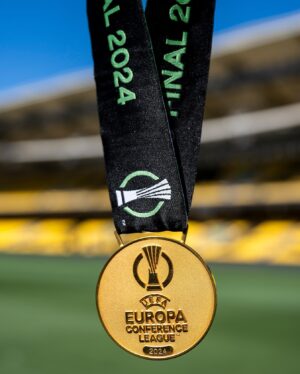 Gustavo Hofman Instagram - A terceira temporada da Conference League tem seu capítulo final nesta quarta-feira. Na Arena do AEK, em Atenas, Olympiacos e Fiorentina decidem o título da competição. Vale sempre repetir: a Conference foi um acerto enorme da UEFA.

O torneio se transformou na porta de entrada para vários clubes estrearem em competições continentais e um parque de diversões para todo apaixonado por futebol alternativo. Para os times mais fortes, virou também a chance de um título internacional que, somente com Champions e Europa League, seria quase impossível.

O Olympiacos se tornou apenas o segundo time grego em toda história a disputar uma final da UEFA. O outro foi o Panathinaikos, treinado por Ferenc Puskás e derrotado na decisão da Champions de 1971 pelo Ajax - primeiro título do clube holandês na competição, com Rinus Michels no banco e Johan Cruyff em campo.

Já a Fiorentina, uma das equipes mais tradicionais da Itália, volta à final da Conference após perder na temporada passada para o West Ham, em Praga. Antes disso, não disputava uma decisão internacional desde 1990, quando foi vice da Europa League. Disputará agora sua quinta final na Europa: a Viola tem ainda o vice da Champions em 57, o título da Recopa de 61 e o vice da Recopa no ano seguinte.

Entre hoje e amanhã, muito conteúdo sobre a final da Conference League por aqui. O jogo terá transmissão da ESPN e do Star , nesta quarta, às 16h (horário de Brasília). #uecl