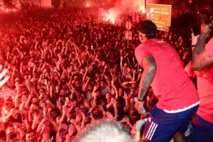 Gustavo Hofman Instagram - Uma semana histórica para o esporte grego! No último domingo, o Panathinaikos venceu o Real Madrid por 95 a 80 e conquistou seu sétimo título da @euroleague. Na segunda a torcida fez enorme festa e coloriu de verde as ruas de Atenas. 🏀

Já na quarta-feira, invadindo a madrugada de quinta, foi a vez do Olympiacos comemorar, só que no futebol. Ao derrotar a Fiorentina por 1 a 0, conquistou a @europacnfleague e se tornou o primeiro time grego a vencer um torneio da UEFA na história. A festa vermelha tomou conta de Pireu. ⚽️

Tudo isso em um país marcado pela crise financeira das duas últimas décadas, que praticamente quebrou a nação e aumentou de maneira brutal a desigualdade social. A organização das Olimpíadas de 2004 colaborou para o endividamento do governo. 🇬🇷

Além disso, especificamente a temporada 2023-24 foi bastante problemática na Grécia, tanto no basquete como no futebol, pela violência extrema das torcidas, que gerou a morte de um policial em dezembro e o impedimento de presença de torcedores nas arquibancadas por três meses. 💥

Agora o país, berço da civilização ocidental e dos Jogos Olímpicos, ganha novamente motivos para festejar e celebrar o esporte grego. 🎉