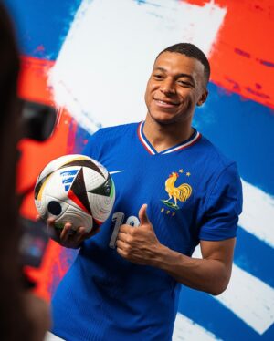 Gustavo Hofman Instagram - Importantíssimo posicionamento de Kylian Mbappé sobre o momento político na França. Com ajuda do @l.genot, aqui está tudo que o atacante da seleção francesa falou sobre o tema na coletiva de imprensa de domingo.

“Penso que estamos num momento crucial na história do nosso país. A situação não tem precedentes, por isso quero dirigir-me a todos os franceses e à geração jovem que pode fazer a diferença. Apelo aos jovens para que vão votar, vemos que os extremos estão às portas do poder, temos a oportunidade de escolher o futuro do nosso país”

“Precisamos nos identificar com os valores de tolerância, diversidade e respeito. Espero que ainda tenhamos orgulho de vestir esta camisa no dia 7 de julho (data das eleições legislativas). Não quero representar um país que não corresponde aos nossos valores.”

“Kylian Mbappé é contra os extremos, contra as ideias que dividem. Como disse, temos a oportunidade de escolher o futuro do nosso país. Sou consciente disso aqui, mas talvez haja muitos jovens que não estão necessariamente conscientes disso, não conscientemente, mas inconscientemente. Quando a gente vê a taxa de abstenção, seja no campo, na periferia, em todos os lugares, é por isso que procuro dar voz para realmente falar com essas pessoas da minha geração, porque eu estava nessa característica sendo mais jovem, achar que minha voz não vai mudar nada. Sim, sim, sim, a voz mudará. E a importância e a urgência da situação fazem com que hoje, como disse, quero ter orgulho de vestir esta camisa, a número 7. Não quero representar um país que não corresponde aos meus valores, que não corresponde aos nossos valores, porque penso, e espero, que estejamos todos na mesma situação.”

“Compartilho os mesmos valores do Marcus [Thuram]. Estava falando de valores de diversidade, tolerância, respeito. É liberdade de expressão. Então, acho que ainda estamos em um país onde existe liberdade de expressão e ele deu sua opinião e eu o apoiei”

#mbappé #france #equipedefrance