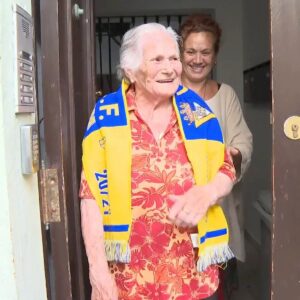 Gustavo Hofman Instagram - Enquanto a Euro acontece na Alemanha e os clubes europeus anunciam mudanças de treinadores, a mais bela história de futebol dos últimos dias no continente aconteceu em Cádiz, na região da Andaluzia, na Espanha.

María Muñoz é uma senhora de 87 anos que vive no bairro mais antigo da cidade, El Pópulo. Há oito anos seu marido faleceu, e o contato de aluguel de 97 euros por mês estava em seu nome. Os proprietários do imóvel, herdeiros do antigo prefeito da cidade no período Franquista, se aproveitaram para, três meses depois, apresentar um novo contrato mantendo o valor baixo, mas prevendo seu despejo. Por desconhecimento, ela assinou.

O apartamento de María está em um edifício histórico, localizado no centro de Cádiz, uma das principais cidades turísticas da Espanha. Os proprietários dos outros apartamentos decidiram transformá-los em imóveis turísticos, e o mesmo era a intenção com o imóvel de María, onde vive há 57 anos.

A idosa foi notificada sobre o despejo. A notícia revoltou os vizinhos, já indignados com o processo de turistificação da região. O caso ganhou notoriedade e chegou ao clube de coração de María Muñoz. O Cádiz se sensibilizou com a situação e através de sua Fundação interveio para evitar o despejo e resolver a situação indeterminadamente.

A Cádiz CF Fundación entrou em contato com os proprietários e efetuou a compra do imóvel por cerca de 147 mil euros. Manuel Vizcaíno, presidente do @cadizclubdefutbol, foi pessoalmente informar María que ela não precisaria deixar a casa de sua vida. Além disso, um novo contrato foi firmado, mantendo o valor de 97 euros mensais de aluguel para sempre.

“Quando minha mãe perguntou quem viria, disse que eram os Reis Magos”, afirmou emocionada Eva Orihuela, filha de María, em entrevista ao El País.