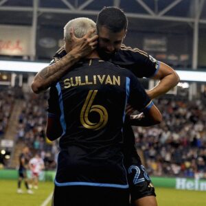 Gustavo Hofman Instagram - Quinn Sullivan acabara de marcar o quinto gol do Philadelphia Union aos 39 minutos do segundo tempo. A vitória por 5 a 1 contra o New England Revolution, nesta quarta-feira, encerrava assim uma série de dez partidas sem vitória na MLS. O técnico Jim Curtin chamou então Cavan Sullivan, irmão mais novo de Quinn, para disputar sua primeira partida na liga norte-americana.

No minuto seguinte Cavan entrou no lugar de Thai Baribo, autor de um hat-trick no jogo. Seria uma substituição normal e apenas mais uma estreia de um jovem talento na MLS, se não fosse a idade do adolescente… Com 14 anos e 293 dias, Cavan Sullivan se tornou o jogador mais jovem a estrear nas ligas profissionais dos EUA - ou seja, incluindo NBA, NFL, MLB e NHL.

Natural de Philadelphia, o jovem meia-atacante já teve o talento detectado pelo City Football Group. No contrato assinado com o Philadelphia Union consta uma cláusula de liberação para o Manchester City, assim que ele completar 18 anos. O próprio Cavan confirmou essa informação em entrevista à ESPN.

A família Sullivan tem longa tradição no futebol. Brendan, pai de Cavan, foi jogador profissional, assim como são seus outros três filhos. Larry Sullivan, avô de Cavan, foi técnico em Villanova entre 1991 e 2007; Jim Curtain foi treinado por ele. Já a avó materna de Cavan é alemã, motivo pelo qual ele também tem passaporte alemão.

#mls #philadelhia #union #philadelphiaunion