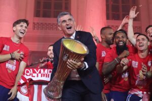 Gustavo Hofman Instagram - Uma semana histórica para o esporte grego! No último domingo, o Panathinaikos venceu o Real Madrid por 95 a 80 e conquistou seu sétimo título da @euroleague. Na segunda a torcida fez enorme festa e coloriu de verde as ruas de Atenas. 🏀

Já na quarta-feira, invadindo a madrugada de quinta, foi a vez do Olympiacos comemorar, só que no futebol. Ao derrotar a Fiorentina por 1 a 0, conquistou a @europacnfleague e se tornou o primeiro time grego a vencer um torneio da UEFA na história. A festa vermelha tomou conta de Pireu. ⚽️

Tudo isso em um país marcado pela crise financeira das duas últimas décadas, que praticamente quebrou a nação e aumentou de maneira brutal a desigualdade social. A organização das Olimpíadas de 2004 colaborou para o endividamento do governo. 🇬🇷

Além disso, especificamente a temporada 2023-24 foi bastante problemática na Grécia, tanto no basquete como no futebol, pela violência extrema das torcidas, que gerou a morte de um policial em dezembro e o impedimento de presença de torcedores nas arquibancadas por três meses. 💥

Agora o país, berço da civilização ocidental e dos Jogos Olímpicos, ganha novamente motivos para festejar e celebrar o esporte grego. 🎉