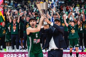 Gustavo Hofman Instagram - Uma semana histórica para o esporte grego! No último domingo, o Panathinaikos venceu o Real Madrid por 95 a 80 e conquistou seu sétimo título da @euroleague. Na segunda a torcida fez enorme festa e coloriu de verde as ruas de Atenas. 🏀

Já na quarta-feira, invadindo a madrugada de quinta, foi a vez do Olympiacos comemorar, só que no futebol. Ao derrotar a Fiorentina por 1 a 0, conquistou a @europacnfleague e se tornou o primeiro time grego a vencer um torneio da UEFA na história. A festa vermelha tomou conta de Pireu. ⚽️

Tudo isso em um país marcado pela crise financeira das duas últimas décadas, que praticamente quebrou a nação e aumentou de maneira brutal a desigualdade social. A organização das Olimpíadas de 2004 colaborou para o endividamento do governo. 🇬🇷

Além disso, especificamente a temporada 2023-24 foi bastante problemática na Grécia, tanto no basquete como no futebol, pela violência extrema das torcidas, que gerou a morte de um policial em dezembro e o impedimento de presença de torcedores nas arquibancadas por três meses. 💥

Agora o país, berço da civilização ocidental e dos Jogos Olímpicos, ganha novamente motivos para festejar e celebrar o esporte grego. 🎉