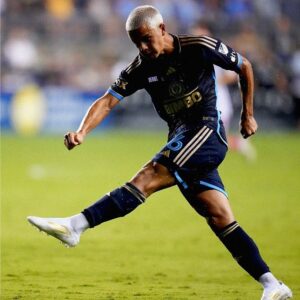 Gustavo Hofman Instagram - Quinn Sullivan acabara de marcar o quinto gol do Philadelphia Union aos 39 minutos do segundo tempo. A vitória por 5 a 1 contra o New England Revolution, nesta quarta-feira, encerrava assim uma série de dez partidas sem vitória na MLS. O técnico Jim Curtin chamou então Cavan Sullivan, irmão mais novo de Quinn, para disputar sua primeira partida na liga norte-americana.

No minuto seguinte Cavan entrou no lugar de Thai Baribo, autor de um hat-trick no jogo. Seria uma substituição normal e apenas mais uma estreia de um jovem talento na MLS, se não fosse a idade do adolescente… Com 14 anos e 293 dias, Cavan Sullivan se tornou o jogador mais jovem a estrear nas ligas profissionais dos EUA - ou seja, incluindo NBA, NFL, MLB e NHL.

Natural de Philadelphia, o jovem meia-atacante já teve o talento detectado pelo City Football Group. No contrato assinado com o Philadelphia Union consta uma cláusula de liberação para o Manchester City, assim que ele completar 18 anos. O próprio Cavan confirmou essa informação em entrevista à ESPN.

A família Sullivan tem longa tradição no futebol. Brendan, pai de Cavan, foi jogador profissional, assim como são seus outros três filhos. Larry Sullivan, avô de Cavan, foi técnico em Villanova entre 1991 e 2007; Jim Curtain foi treinado por ele. Já a avó materna de Cavan é alemã, motivo pelo qual ele também tem passaporte alemão.

#mls #philadelhia #union #philadelphiaunion