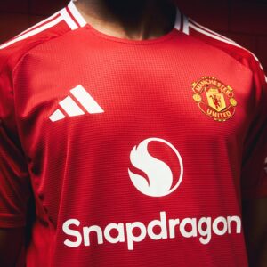 Gustavo Hofman Instagram - Novo uniforme principal do Manchester United, inspirado na camisa de 1952 utilizada pelos Busby Babes. Novo patrocinador principal também. Gostou? #manutd #manchesterunited #adidasfootball