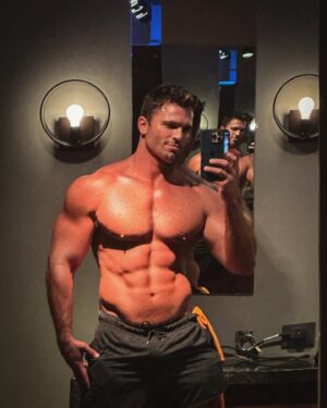 Gustavo Naspolini Instagram - Mirror check