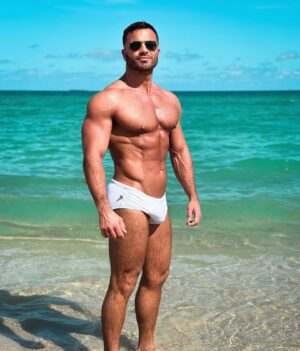 Gustavo Naspolini Instagram - Two months ago in Miami 🌤️🤍 Summer I’m ready 🙌🏼 • Dois meses atrás em Miami #tbt #beach #summer #love