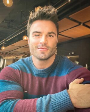 Gustavo Naspolini Instagram - Greetings, world, from freezing NYC. Happy humpday! 🤍  #winter #cold #nyc #selfie #love #photooftheday