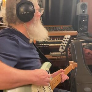 Gustavo Santaolalla Instagram - Hace unas semana pasó el amigo @ysy__a por mi estudio y estuvimos grabando algunas cositas.. 🤫🎸

@o.n.i.r.i.a @anibaltio