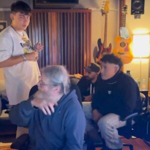 Gustavo Santaolalla Instagram - Hace unas semana pasó el amigo @ysy__a por mi estudio y estuvimos grabando algunas cositas.. 🤫🎸

@o.n.i.r.i.a @anibaltio