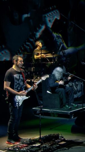 Gustavo Santaolalla Instagram - Hoy a las 21 hs se estrena en todas las plataformas “Agradecer y Seguir” el concierto de los 35 años de Divididos en vivo en Vélez.

Gracias hermano @ricardomolloposta por invitarme al escenario y por tantos años de amistad.

@divididosoficial @ricardomolloposta @catrielciavarella @javicasalla
