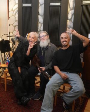 Gustavo Santaolalla Instagram - ESTAMOS EN VIVO Y TAMBIÉN ESTAMOS ACÁ CON @gustavosantaolalla 🤯🖤 LOS PLACERES!!!

VINIMOS A SU ESTUDIO EN LOS ÁNGELES PARA HACER UN NOTÓN QUE PODRÁN VER EL 25/04 🫡 NOS RECIBIÓ INCREÍBLE 🥹

ESTÉN MUY CERCA.

#algodemusica