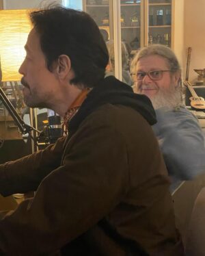 Gustavo Santaolalla Instagram - Que alegría compartir el estudio con un gran amigo 💿
Estamos ultimando detalles del primer disco solista de @memetronic 👏🏻

Espero que estén tan ansiosos como nosotros por mostrarles algo!

Los leemos!