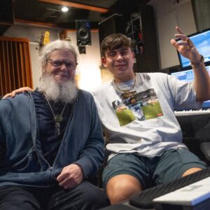 Gustavo Santaolalla Instagram - Hace unas semana pasó el amigo @ysy__a por mi estudio y estuvimos grabando algunas cositas.. 🤫🎸

@o.n.i.r.i.a @anibaltio