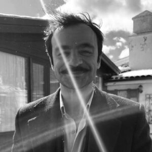 Güven Murat Akpınar Instagram - daha saçma yaşlarım olmuştu ama İnsan olmanın bütün dehşeti içinde, insan olmanın şahane kusur hem manasızlığıyla, artık bizi boğan insanlığın tam ortasından, ama "yaşadım diyebilmek için" bir inatla: 34'ten selamlar, sustum öptüm

#osensin
#sırçabuhayat
#budünyabidahaolmalı