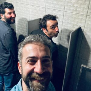 Güven Murat Akpınar Instagram - daha saçma yaşlarım olmuştu ama İnsan olmanın bütün dehşeti içinde, insan olmanın şahane kusur hem manasızlığıyla, artık bizi boğan insanlığın tam ortasından, ama "yaşadım diyebilmek için" bir inatla: 34'ten selamlar, sustum öptüm

#osensin
#sırçabuhayat
#budünyabidahaolmalı