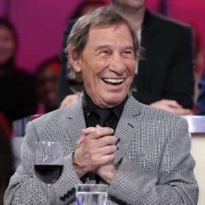 Guy A. Lepage Instagram - Ce soir à 19 h 30, juste avant de revenir sur les meilleurs moments de la dernière saison, Tout le monde en parle rendra hommage à Jean-Pierre Ferland en revisitant quelques-uns de ses passages à l’émission au fil des ans. 💛 
📺 @icirctele @radiocanada 

📸 @kaduf