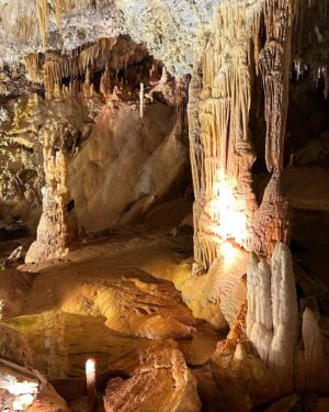 Guy A. Lepage Instagram - Dans une grotte loin de chez vous.