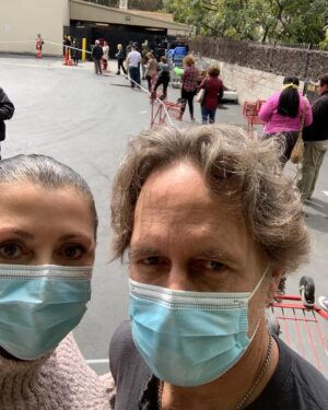 Guy Ecker Instagram - Siguiendo las reglas en la fila del super