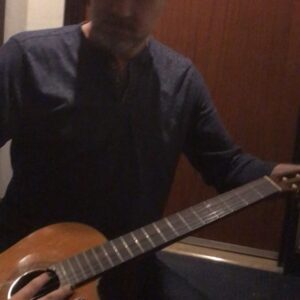 Guy Ecker Instagram - Sofia no aguanta en el hotel sin su música