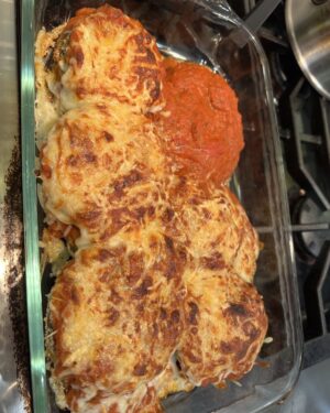 Guy Ecker Instagram - Berenjena a la parmesana. El pedazo sin queso es de Sofía.