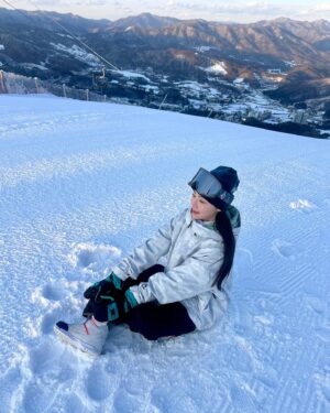Gwak Soo-jin Instagram - @volcom.korea
volcom에서 주최하는 PBRJ 다녀왔는데, volcom에서 풀 착장으로 선물해주셨어요🏂❤️

#snowboarding #스노우보드 #스노우보더 #스키장패션