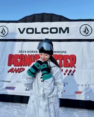 Gwak Soo-jin Instagram - @volcom.korea
volcom에서 주최하는 PBRJ 다녀왔는데, volcom에서 풀 착장으로 선물해주셨어요🏂❤️

#snowboarding #스노우보드 #스노우보더 #스키장패션