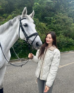 Gwak Soo-jin Instagram - #광고
대학생 때도 말이 좋아서 승마수업 더 수강하고 그랬는데 광고 찍으면서 말 타니까 더 좋았다🐴
승마복에 찰떡인 디스커버리 경량패딩, 일상에서도 고급지고 이쁠 것 같아요! 런닝, 승마, 골프 할 때 함께 애용해보아요🤎 
재밌는 촬영이었습니다✨ @discoveryexpedition_kr 

#디스커버러 #디스커버리익스페디션 #디스커버리경량패딩 #디스커버리퀼팅패딩 #퀼팅패딩 #경량패딩 #여자패딩