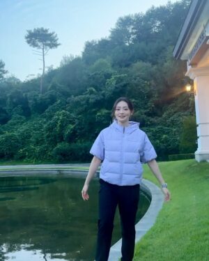 Gwak Soo-jin Instagram - #광고
대학생 때도 말이 좋아서 승마수업 더 수강하고 그랬는데 광고 찍으면서 말 타니까 더 좋았다🐴
승마복에 찰떡인 디스커버리 경량패딩, 일상에서도 고급지고 이쁠 것 같아요! 런닝, 승마, 골프 할 때 함께 애용해보아요🤎 
재밌는 촬영이었습니다✨ @discoveryexpedition_kr 

#디스커버러 #디스커버리익스페디션 #디스커버리경량패딩 #디스커버리퀼팅패딩 #퀼팅패딩 #경량패딩 #여자패딩