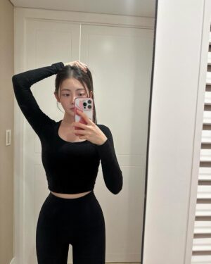 Gwak Soo-jin Instagram - 따뜻한 설 연휴 되세요- 새복많!

(내 겨울 필수템 히트텍, 그리고 적...😼)