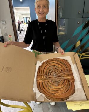 Gyles Brandreth Instagram - My cinnamon bun has arrived!  Thank you, Fleur @thismorning