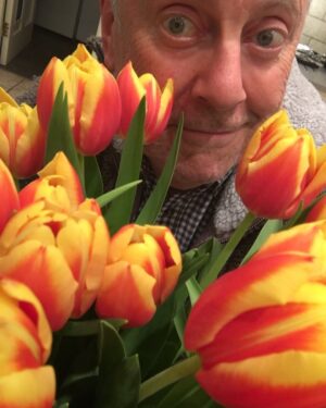 Gyles Brandreth Instagram - This is me trying to deliver my birthday bouquet to @harrietjaine - the brilliant & beautiful producer of @therosebudpodcast … trouble is she’s in London & I’m in Bridlington, so it’s a virtual bouquet, but the birthday best wishes are real enough. Happy birthday!