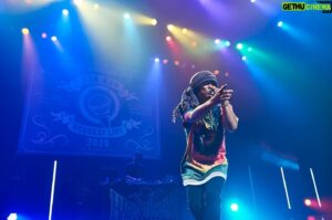 HAN-KUN Instagram - コロナで初めてやった配信ライブ

周りの目が気になったり
本意じゃ無い
モノの捉え方をされてしまう
そんな不安の中
足を運んでくれた皆んなには
感謝しかない
スタッフにも同様に

声も出せずマスクで表情も見えない

でも不思議と繋がりを感じれた
今となれば貴重な経験だった

リクエストライブ
という形をとったのも初めてだったし
身動きが取りづらい中でも
挑戦を続けていけたのも
サポートしてくれる人達がいたから

あの日から4年

誰にも遮られる事なく
思いっきり歌って踊って楽しめる日が
来て本当に良かった

15周年のライブは
そんな思いも込めてやりたいね

皆んなで大合唱しよう！！
踊ろう！！　
楽しもう！！