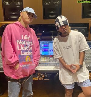 HAN-KUN Instagram - 誕生日おめでとう！！

Birthday Liveに
参加させて貰ったよ

最高に熱い空間だった

愛されてるね

あの空間で新しい曲を歌えたのは
嬉しかったな

なんせ四日前にレコーディングした曲

歌う緊張感も刺激的だった

機会をくれてマジありがとう！！

早く作品も聴いてほしいね

良いライブ
二日間お疲れ様でした！！

Happy Earthstrong @skyhidaka 

#skyhi #happyearthstrong 
#headshot