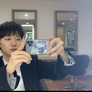 Ha Hyun Sang Instagram - 요즘 세상이 어지럽고 무서워졌다는 생각을 많이 했다. 그렇게 곰곰히 생각하면서 쌤이랑 형들이랑 이야기를 많이 했는데, 결국 도착한 결론은 그래도 사과나무를 심으리 #theageofworry