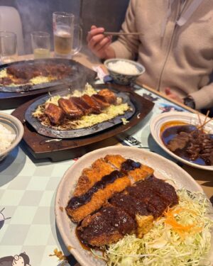 Ha Seok-jin Instagram - 처음 가보는 도시는 늘 흥미롭죠

조금 이른 봄을 찾으러 나고야를 후다닥 둘러보고 왔습니다 
🌱🍽️🍻🏌🏻