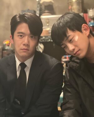 Ha Seok-jin Instagram - 무더웠던 창고촬영의 흔적들

개천절 연휴 밤엔 #블라인드 몰아보기