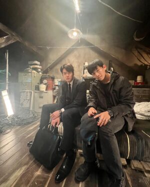 Ha Seok-jin Instagram - 무더웠던 창고촬영의 흔적들

개천절 연휴 밤엔 #블라인드 몰아보기